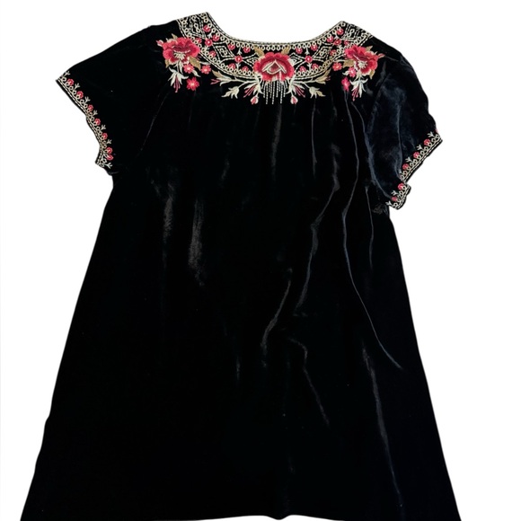 Johnny Was medium Black Velvet Cap Sleeve Embroidered V-Neck Boho Blouse Top - Picture 3 of 6